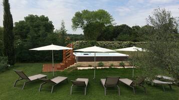 2 Außenpools, Sonnenschirme, Liegestühle