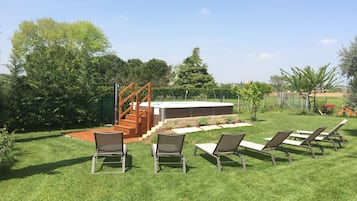 2 Außenpools, Sonnenschirme, Liegestühle