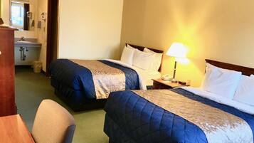 Comfort tweepersoonskamer, 2 tweepersoonsbedden, uitzicht op golfbaan | Een bureau, extra bedden, gratis wifi, beddengoed