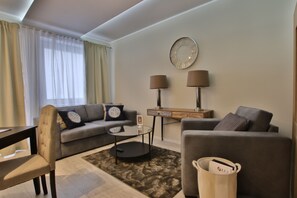 Căn hộ Premium, 1 giường cỡ king | Khu phòng khách | TV màn hình phẳng 55-inch có truyền hình cáp, TV, đầu đĩa DVD 