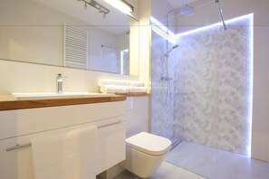 Căn hộ Cao cấp, 1 giường cỡ king | Phòng tắm | Máy sấy tóc, khăn tắm, giấy vệ sinh 