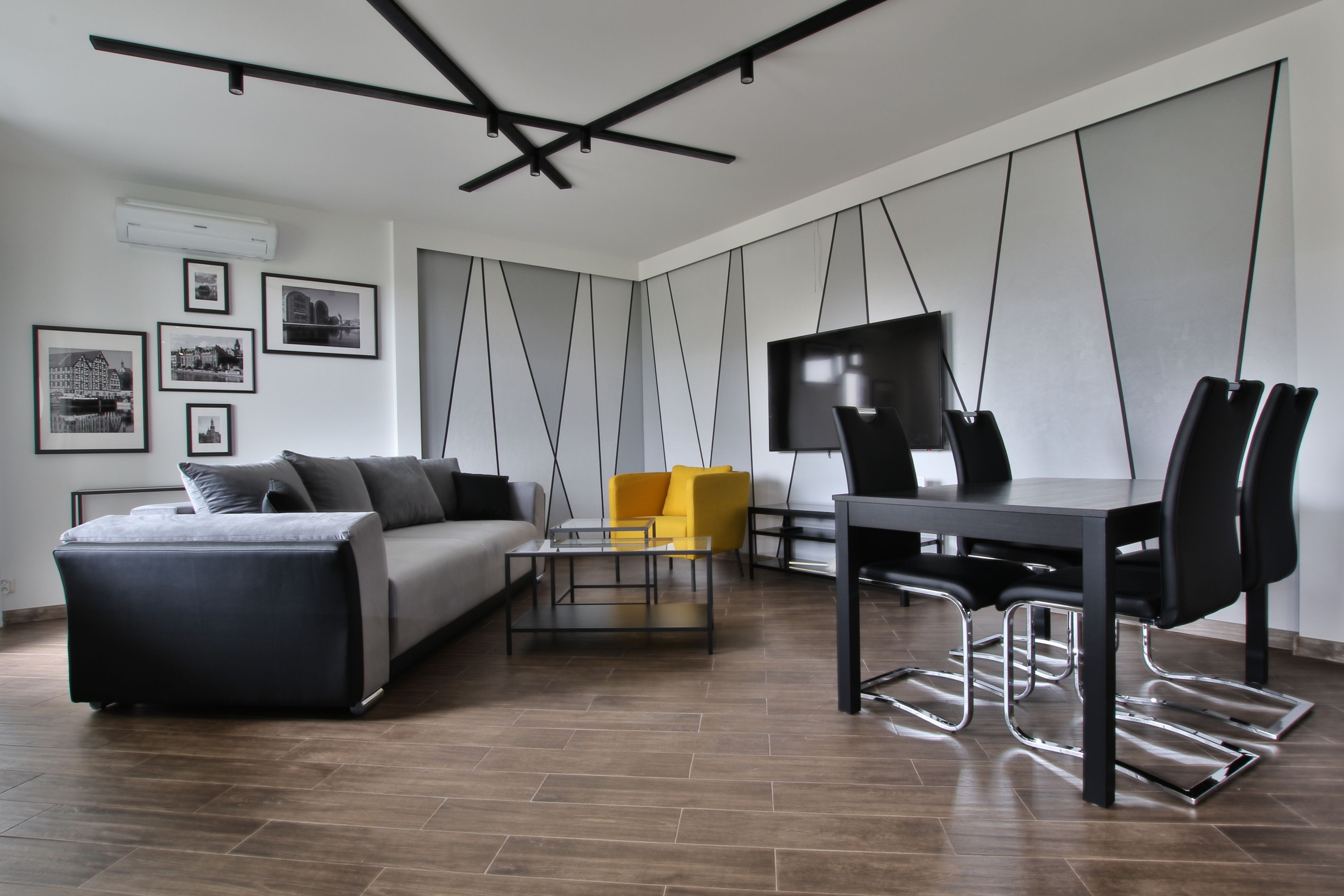 Căn hộ Superior, 1 giường cỡ king | Khu phòng khách | TV màn hình phẳng 55-inch có truyền hình cáp, TV, đầu đĩa DVD 