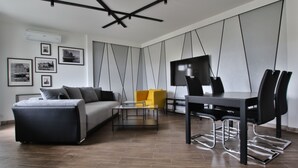 Apartemen Superior, 1 Tempat Tidur King | Area keluarga | Televisi layar datar 55-inci dengan saluran TV kabel dan TV
