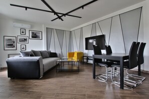 Appartement Supérieur, 1 très grand lit | Coin séjour