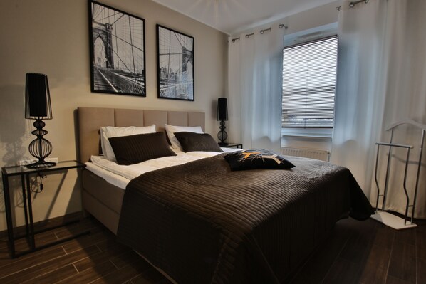 Căn hộ Superior, 1 giường cỡ king | 1 phòng ngủ, bàn, bàn ủi/dụng cụ ủi quần áo 