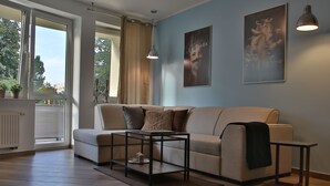 Apartemen Mewah, 1 Tempat Tidur King | 1 kamar tidur, meja kerja, setrika/meja setrika, dan Wi-Fi gratis