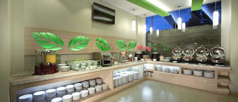 Petit déjeuner buffet (65000 IDR par personne)