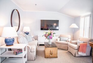 Superior Bedroom - Two Queen Beds | Literie de qualité, lit avec matelas à plateau-coussin, coffre-fort