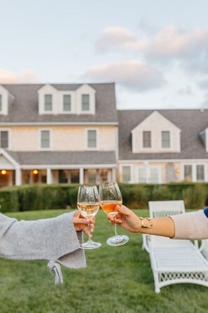 Déjeuner, dîner et souper servis sur place