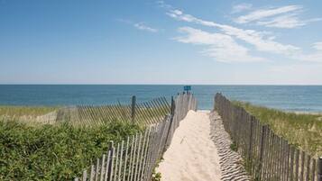 Privatstrand, Liegestühle, Sonnenschirme, Strandtücher