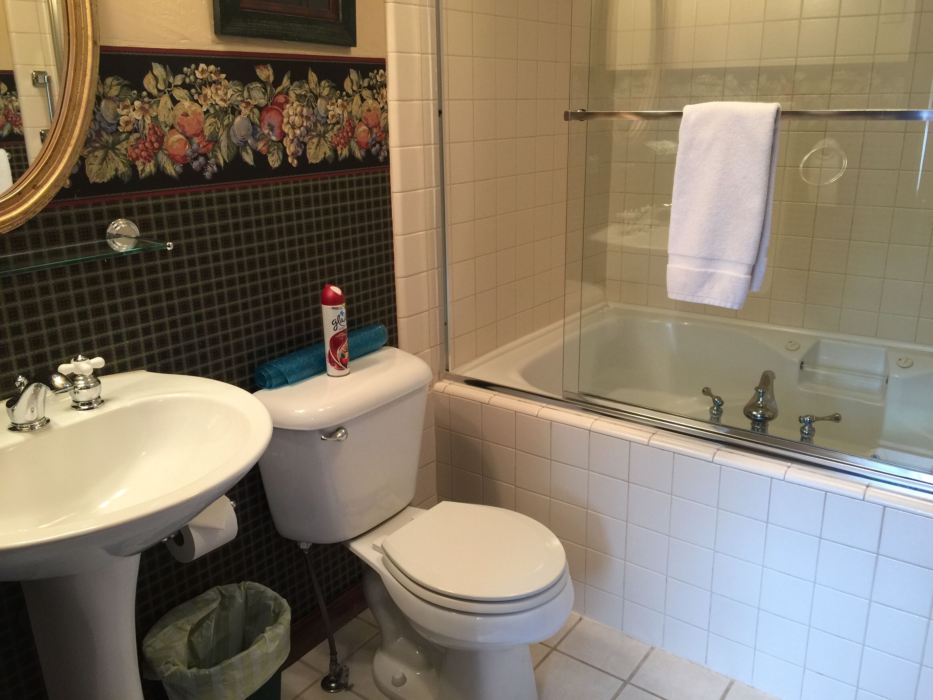 Ein Badezimmer mit Toilette, Waschbecken und Badewanne.