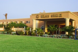Entrada de un hotel con un cartel que dice "HELAN AUBERGE".