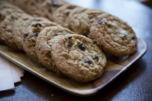 Une plaque de biscuits à l’avoine parsemés de pépites de chocolat.