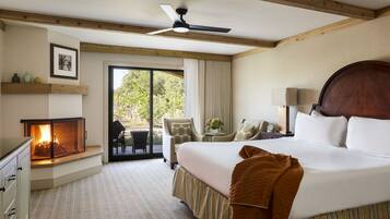 Een minibar, een kluis op de kamer, een bureau, geluiddichte muren