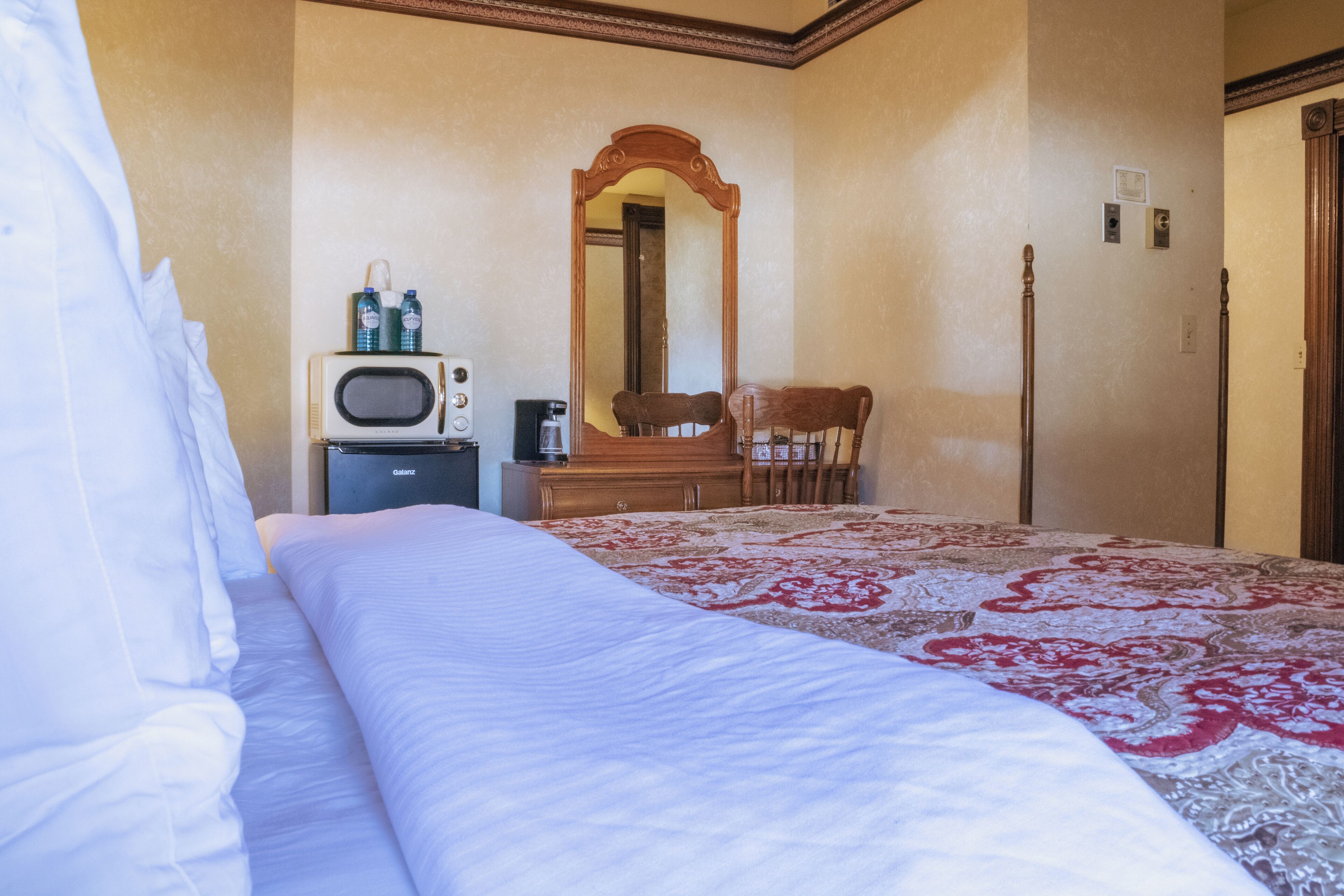 room, 1 king bed, non smoking | individually decorated, individually furnished, free wifi, bed sheets