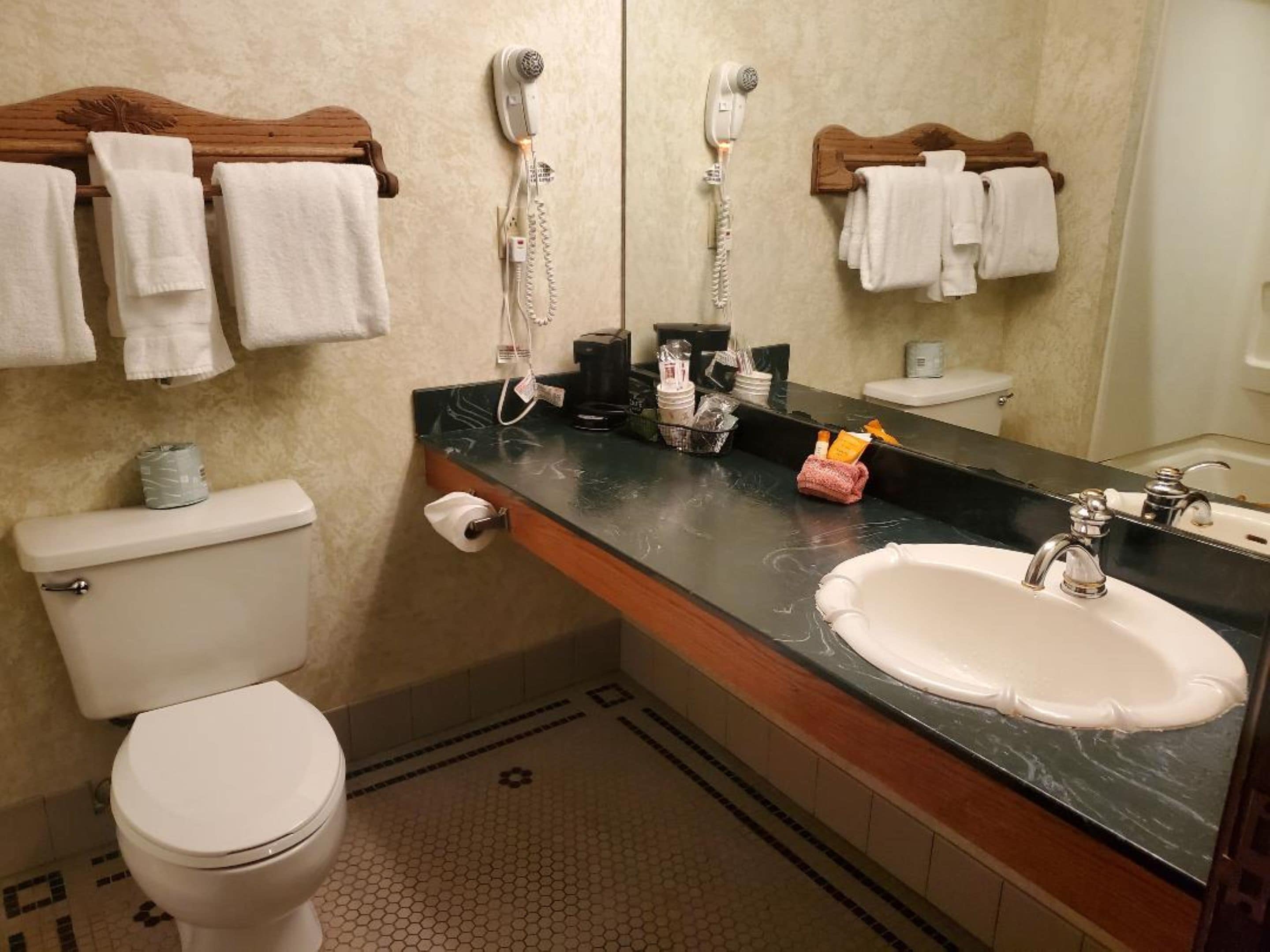 room, 1 queen bed, non smoking | bathroom | combined shower/bathtub, hair dryer, towels