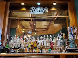 2 bars/lounges