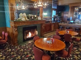 2 bars/lounges