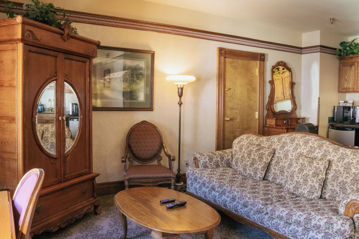 suite, 1 king bed, jetted tub | living area | flat-screen tv