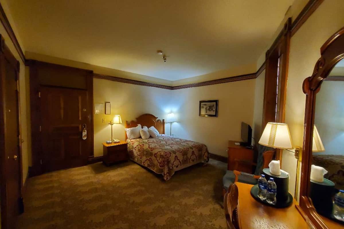 deluxe room, 1 queen bed, refrigerator | individually decorated, individually furnished, free wifi, bed sheets