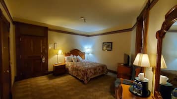 Deluxe Room, 1 Queen Bed, Refrigerator