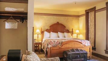 Suite, 1 King-Bett, Whirlpool | Individuell dekoriert, individuell eingerichtet, kostenloses WLAN