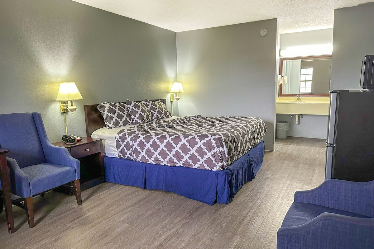 Desk, iron/ironing board, free WiFi, bed sheets