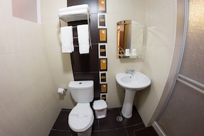 Standard Twin Room, 2 Single Beds | Bathroom | Shower, hair dryer
