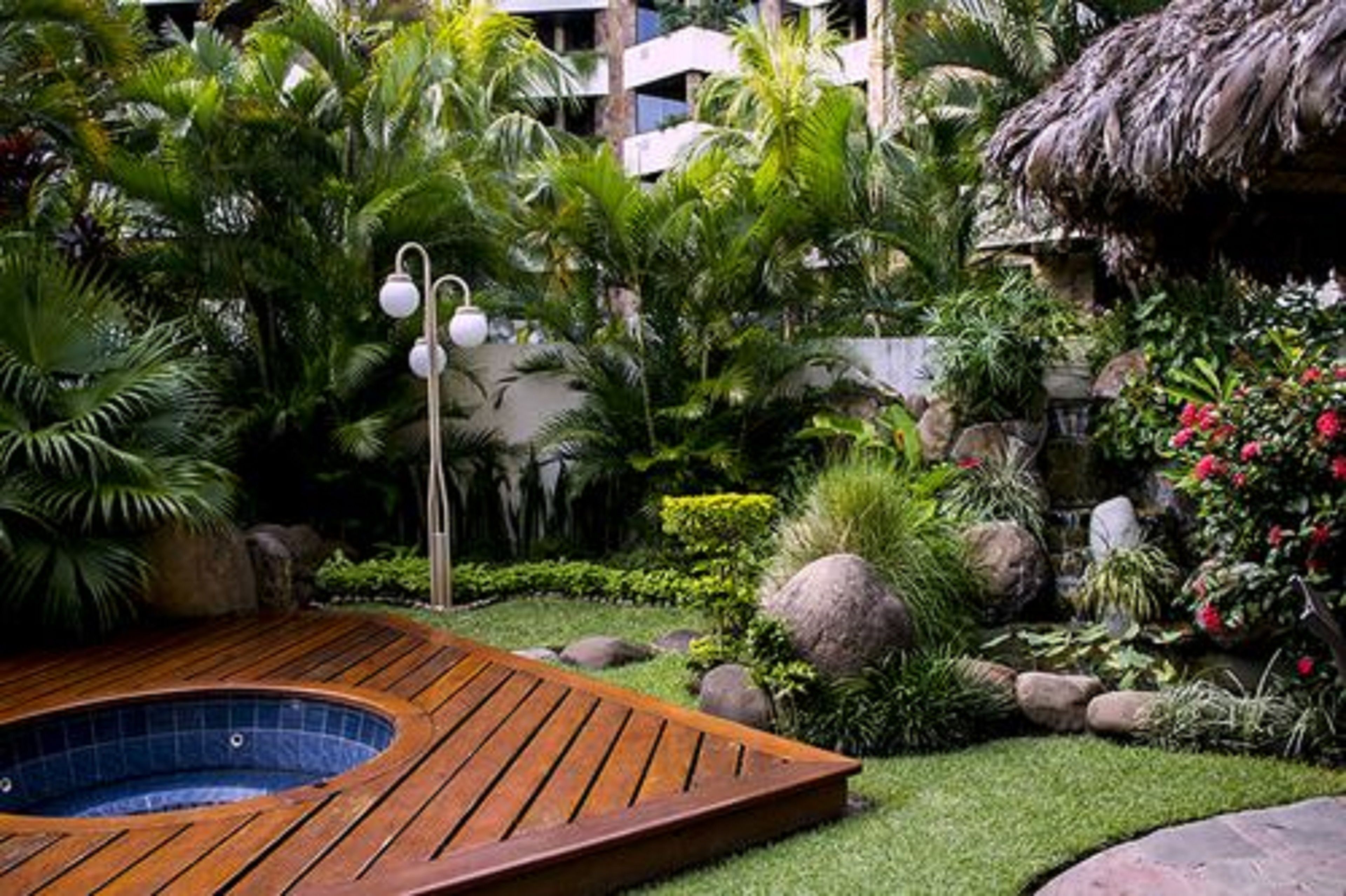 Tina de hidromasaje al aire libre