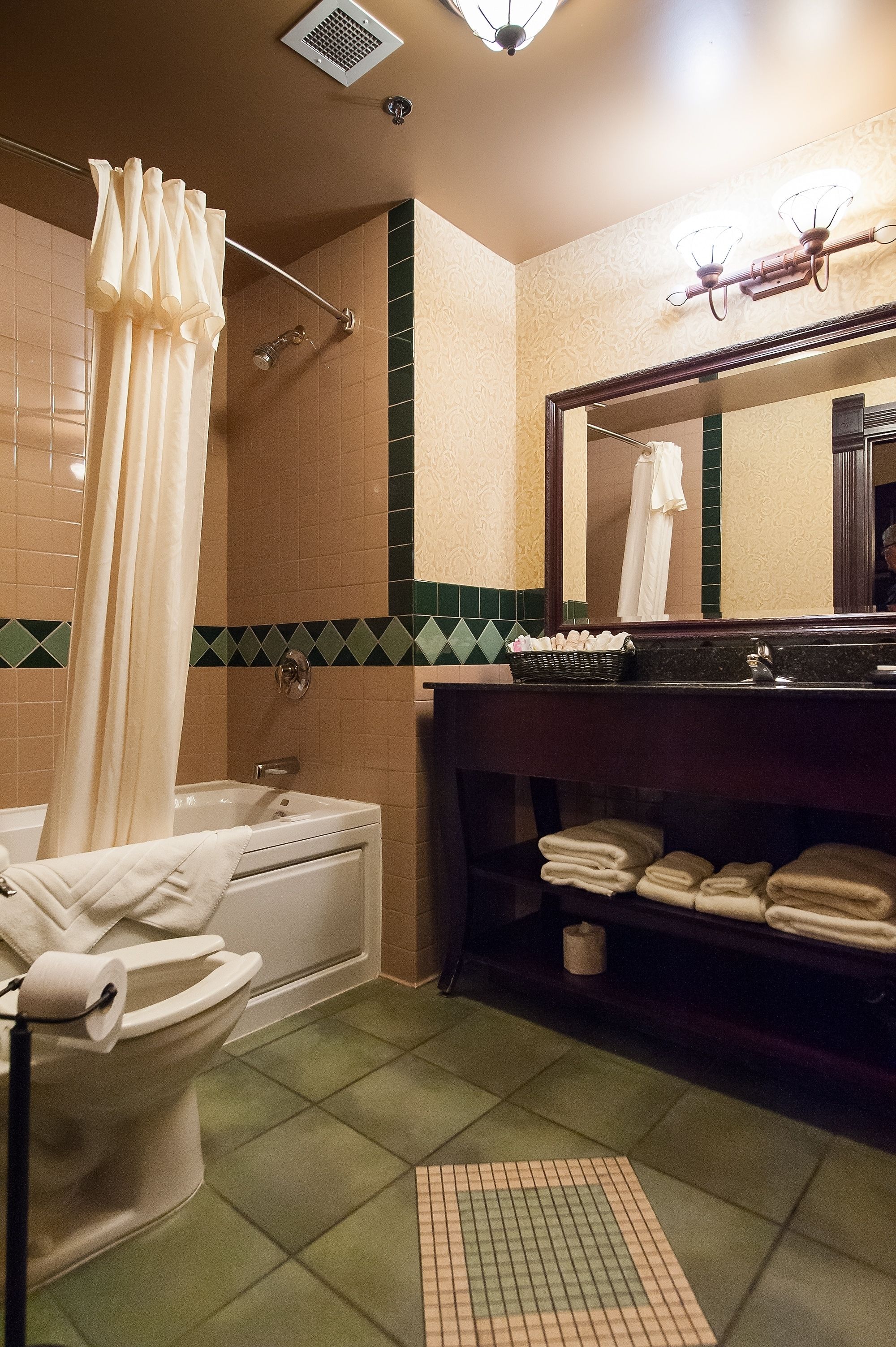 combined shower/bathtub, hair dryer, towels