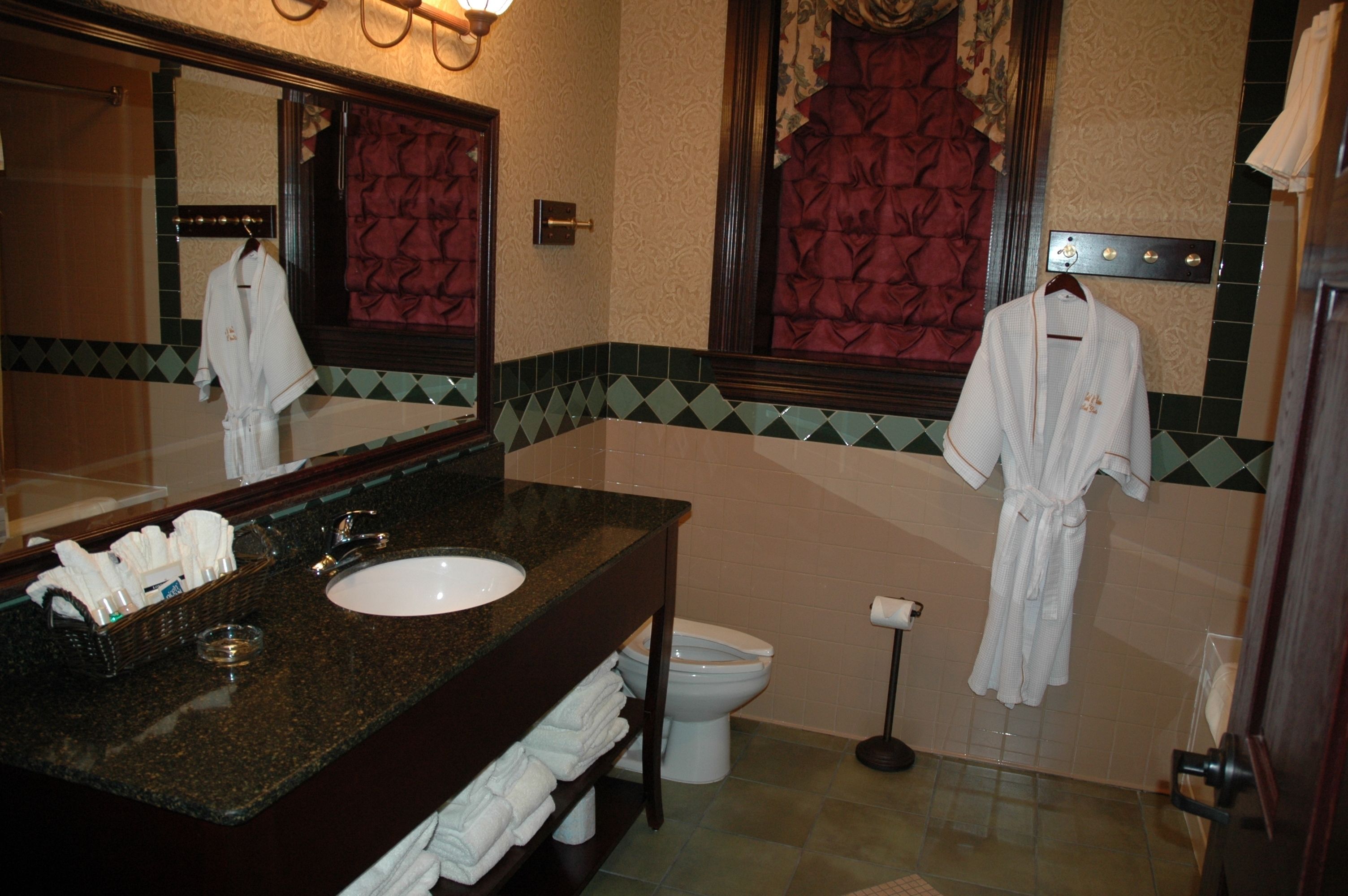 combined shower/bathtub, hair dryer, towels