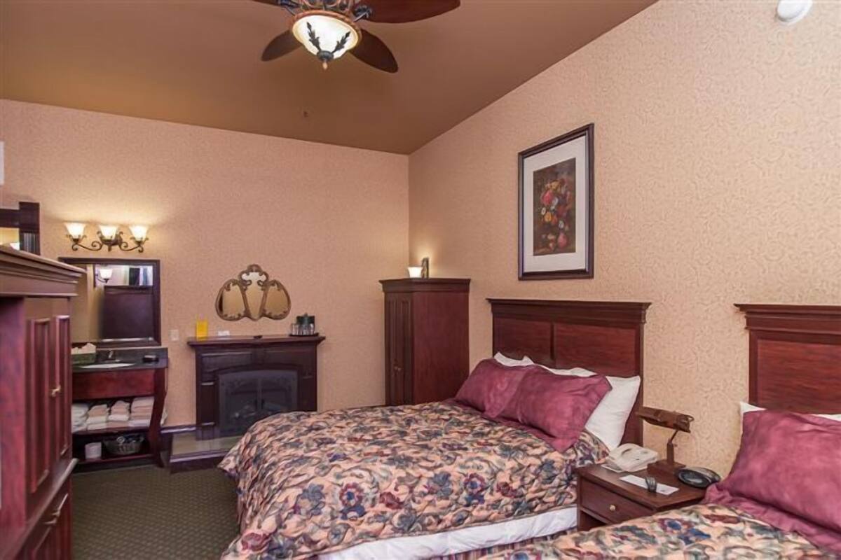 standard room, non smoking | in-room safe, iron/ironing board, free wifi, bed sheets