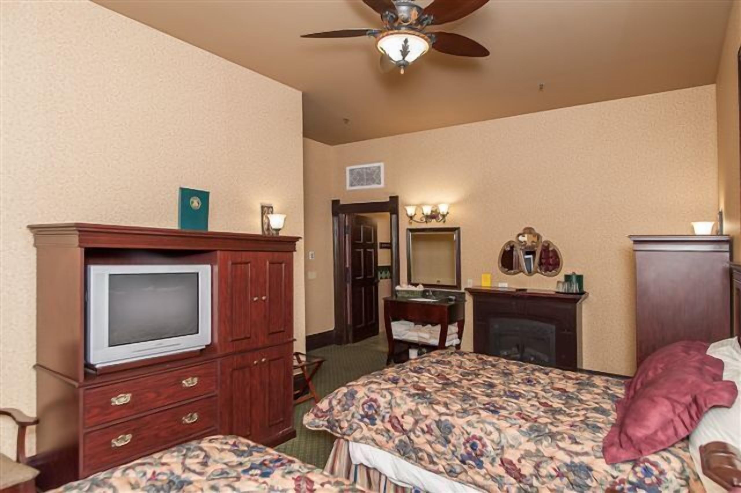 standard room, non smoking | in-room safe, iron/ironing board, free wifi, bed sheets