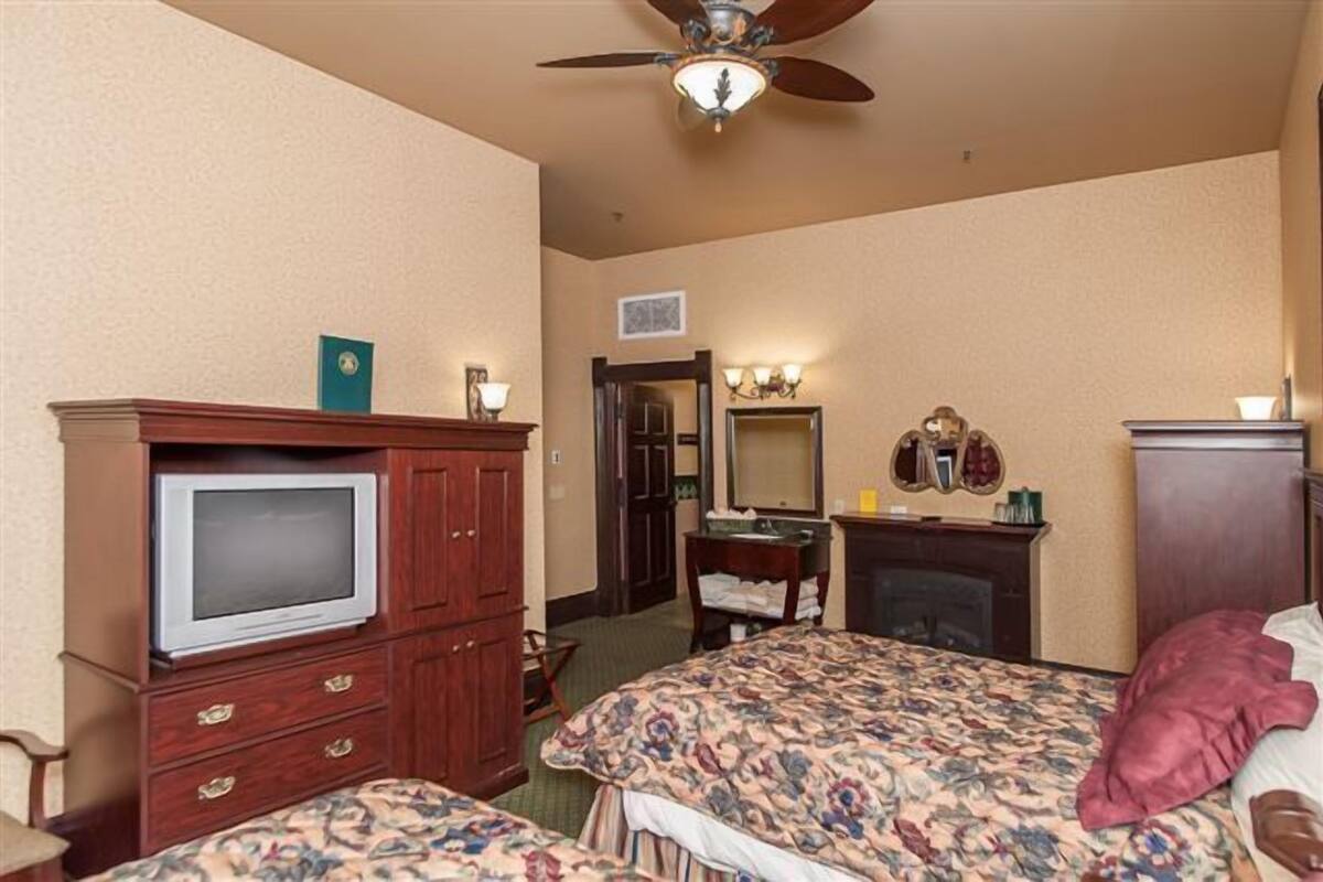 standard room, non smoking | in-room safe, iron/ironing board, free wifi, bed sheets