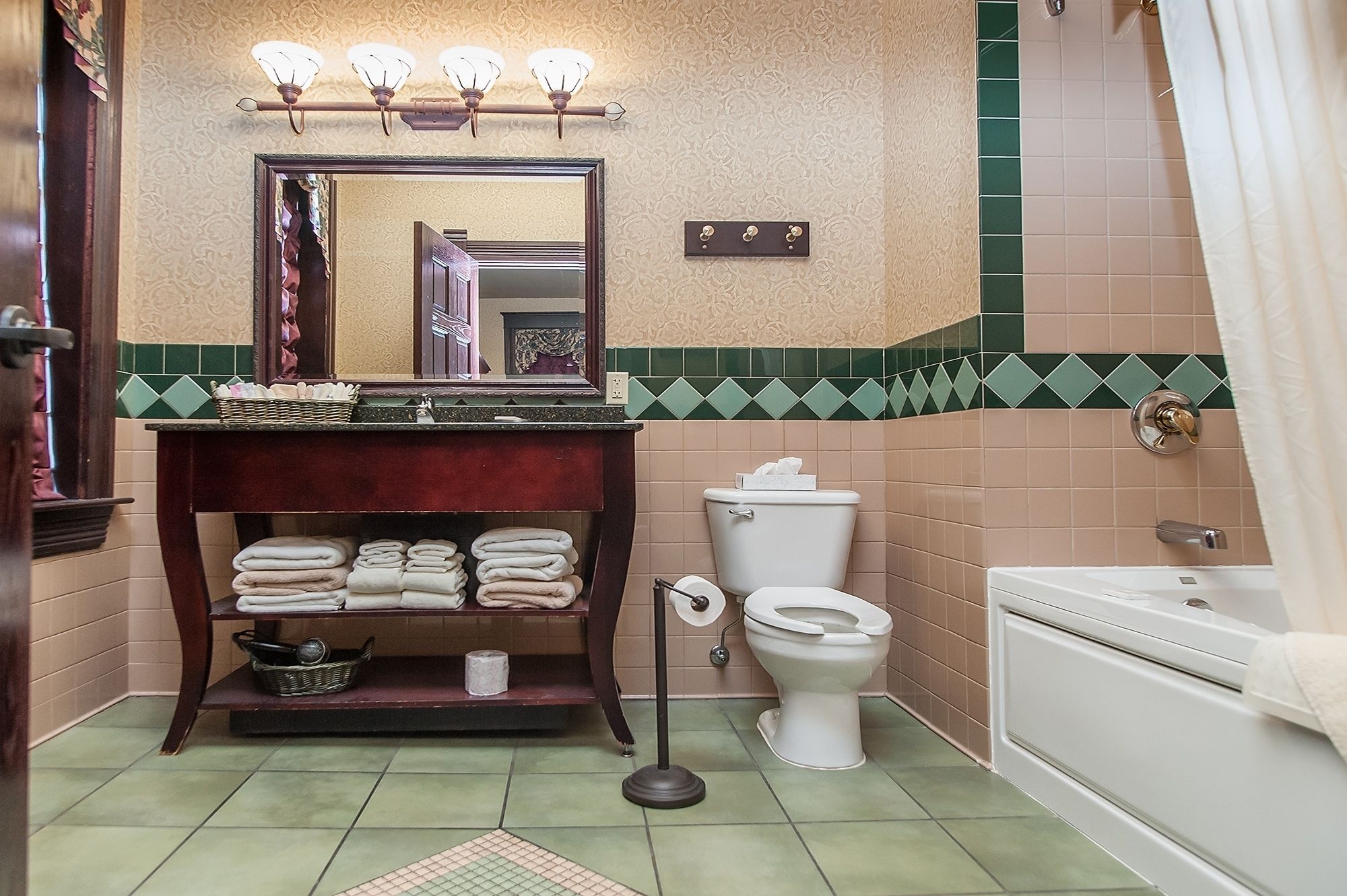 combined shower/bathtub, hair dryer, towels