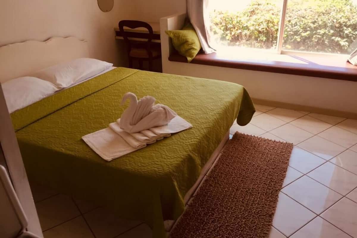 Standard Studio (Island View) | In-room safe, desk, iron/ironing board (on request), WiFi (free)