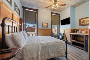 Deluxe Room, 1 Queen Bed, Refrigerator & Microwave, City View