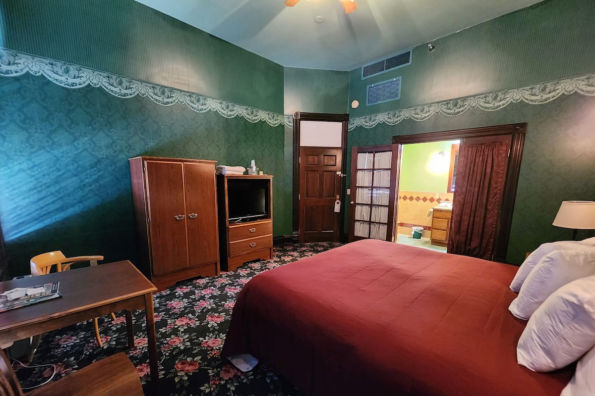 Suite, 1 King Bed, Jetted Tub | Free WiFi, wheelchair access