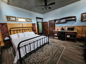 套房, 1 张特大床, 无烟房 | 免费 WiFi、轮椅无障碍