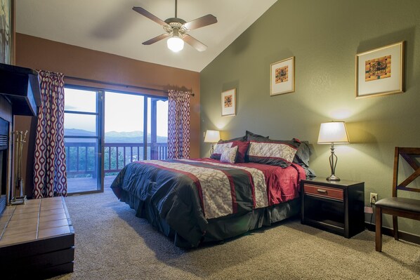 Condo Premier, 2 habitaciones, vista a la montaña, piso ejecutivo | Tabla de planchar con plancha, cunas gratuitas y camas extra gratis 