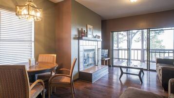 Condo panorámico, 1 habitación, vista a la montaña, junto a la montaña | Sala de estar | Televisión de pantalla plana de 32 pulgadas con canales por cable