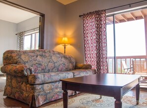 Condo panorámico, 2 habitaciones, vista a la montaña, junto a la montaña | Sala de estar | Televisión de pantalla plana de 32 pulgadas con canales por cable 