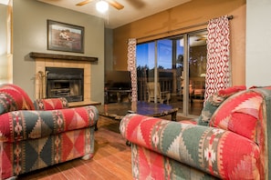 Condo Premier, 2 habitaciones, vista a la montaña, piso ejecutivo | Sala de estar | Televisión de pantalla plana de 32 pulgadas con canales por cable 