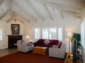 Penthouse Suite Luxury Condo, Full Kitchen, Parking (Not Pet Friendly) | Oppholdsrom | En 32-tommers Flatskjerm-TV med kabel-kanaler samt TV