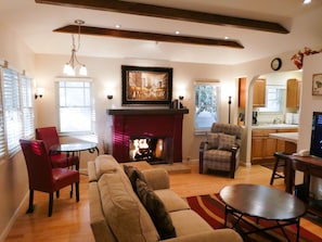 Stephenson House Luxury Private Rental, Full Kitchen, Parking (Not Pet Friendly) | 客廳 | 32-吋平面電視、有線頻道、電視