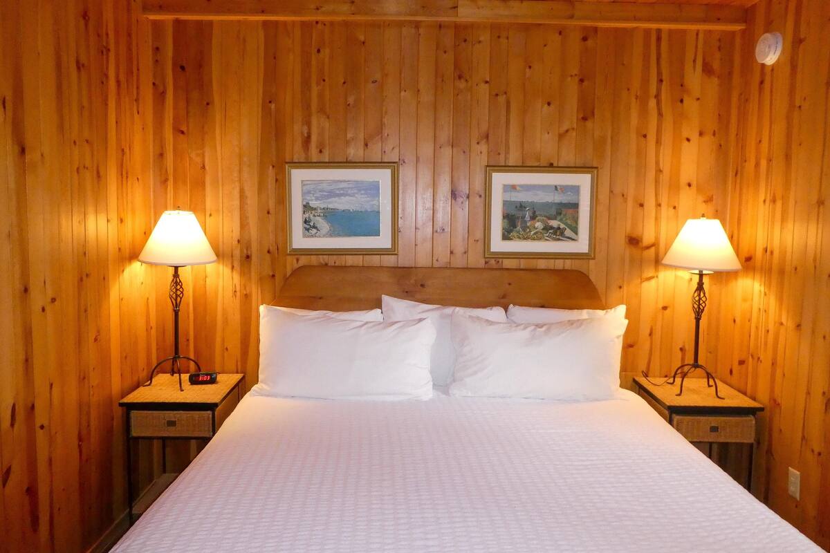 Bedford Deluxe Room, 1 King, Parking (Not Pet Friendly) | View from room