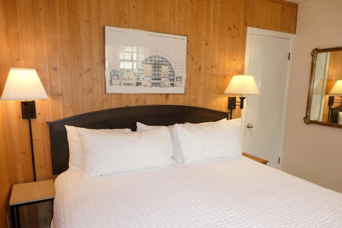 Oxford Deluxe Room, 1 King, Parking (Not Pet Friendly)