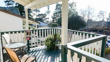 Stephenson 4 Deluxe Room, 1 King, Parking (Not Pet Friendly) | Balcony