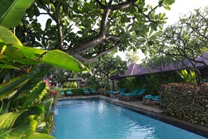 Outdoor pool, open 7:00 AM to 7:00 PM, pool umbrellas, sun loungers - Taruna Homestay (Pemuteran)