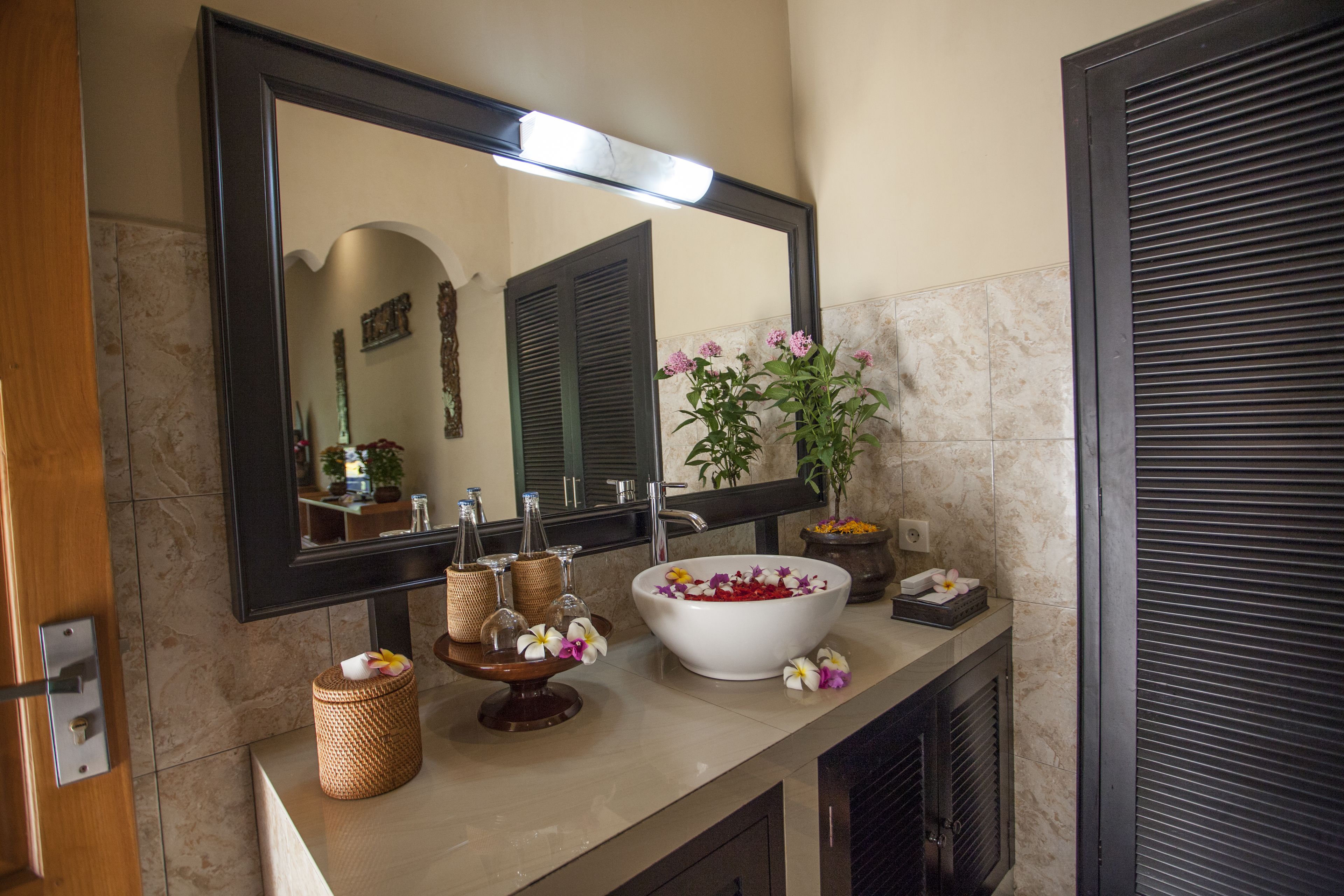 shower, free toiletries, towels, soap